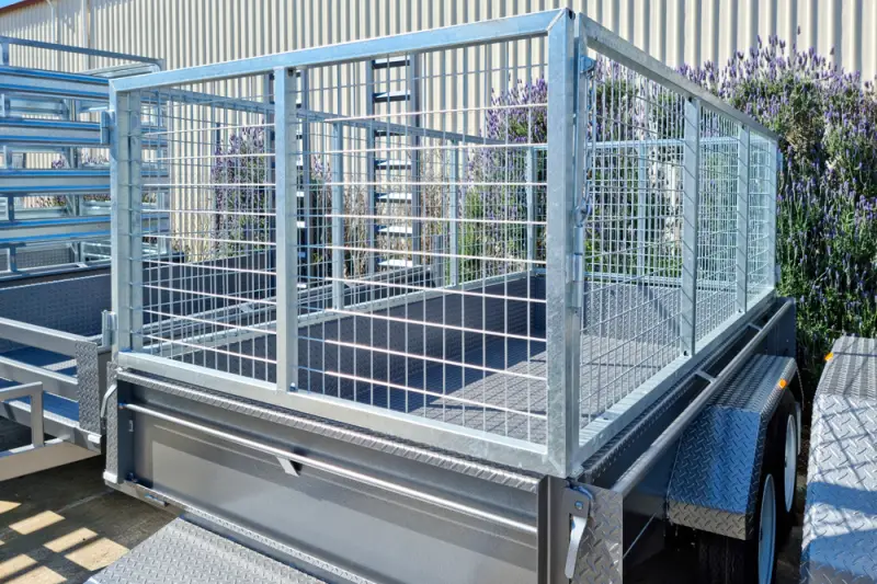 Box trailer fitted with a cage